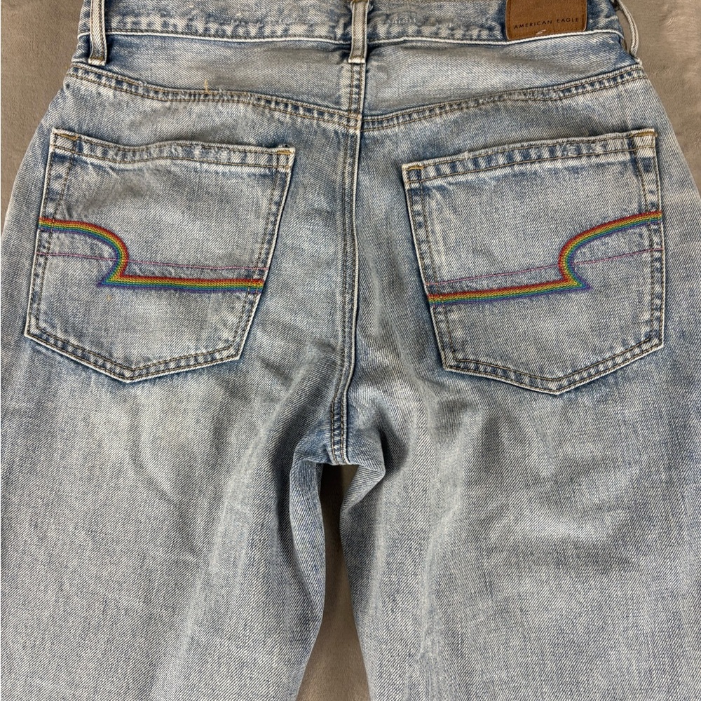 American Eagle Women’s Size 2 Regular‎ Light Wash Jeans Rainbow Back Pocket - Picture 2 of 10